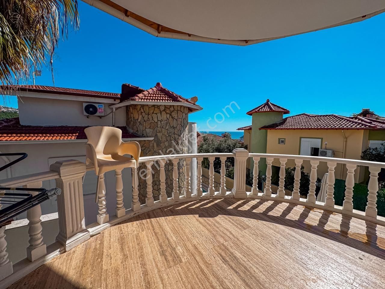 Alanya Tepe'de Manzaralı 3+1 Lüks Villa Geniş Yaşam Alanı - Görsel 11