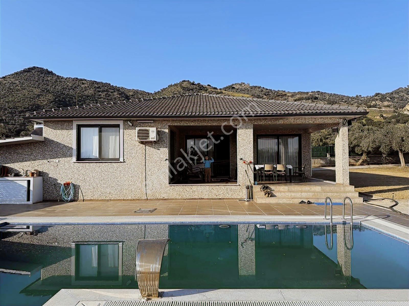 Remax Pin'den Kızılcaköyde 60 Metre Yol Cepheli Havuzlu Villa