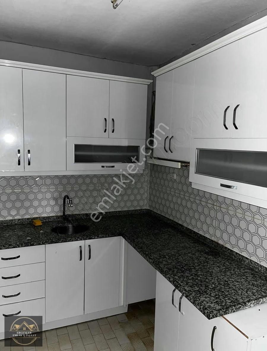 Esenler Kemer'de Kiralık 2+1 Daire (85m², Balkonlu, Merkezi)