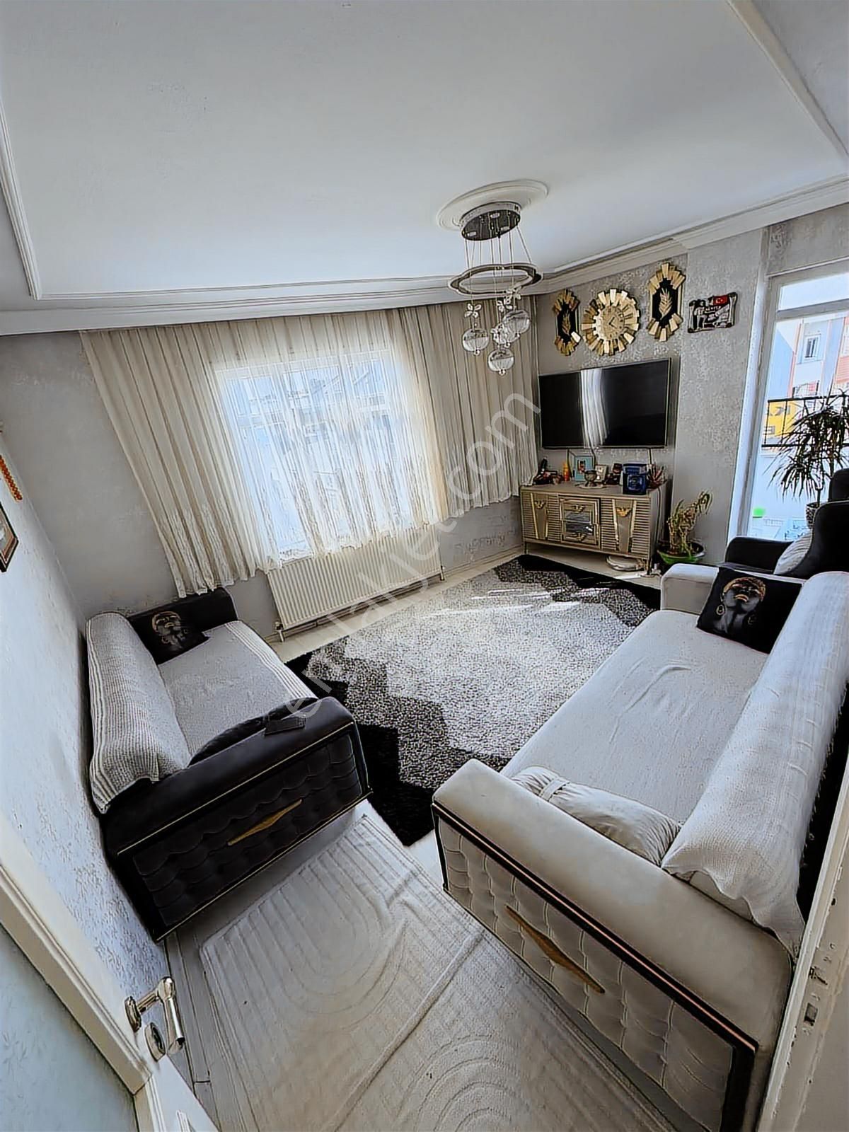 Üç Kardeşler'den Esentepe Mah. 2+1 90m² Satılık 3.kat Daire