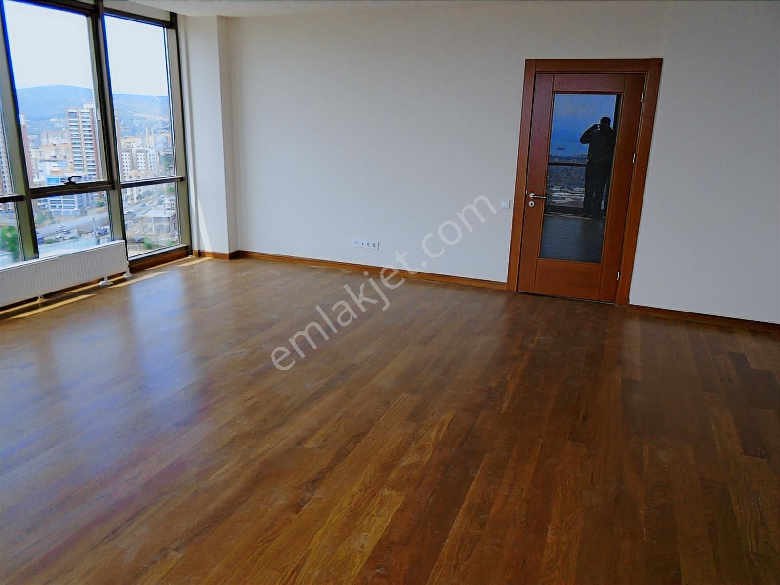 Metroya Yakın Aile Sitesinde Deniz Manzaralı Havuzlu İskanlı - Görsel 6