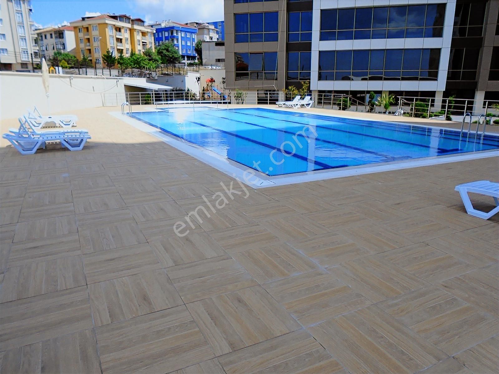 Metroya Yakın Aile Sitesinde Deniz Manzaralı Havuzlu İskanlı