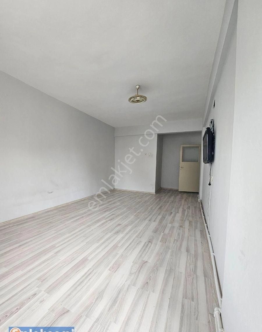 Emlaknomi'den Üçgöz'da 2+1 Ara Kat Kıralık Daıre > İlan No: 95360 - Görsel 3