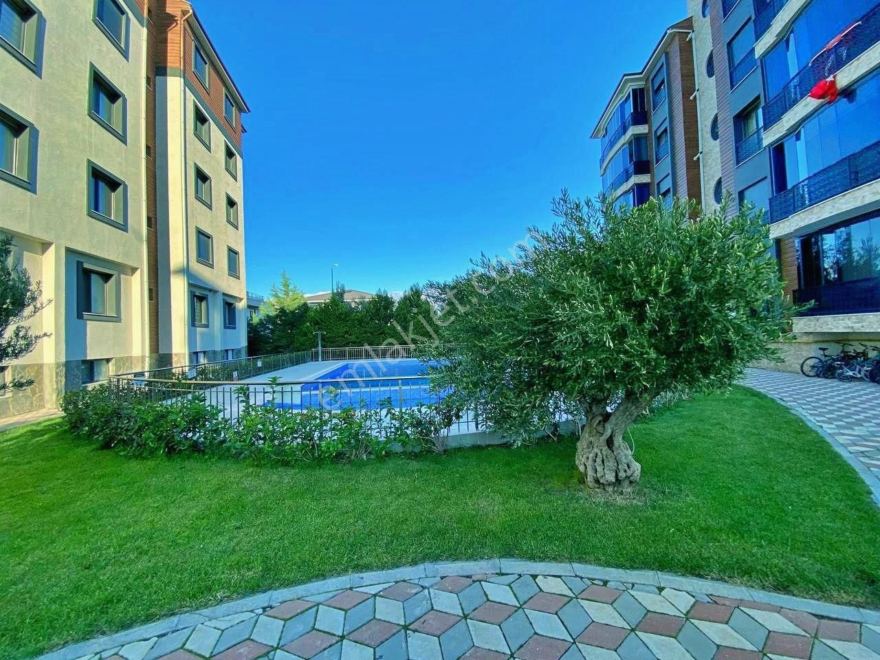 Uytundan Burhaniye'de Havuzlu Site İçinde Satılık 3+1 Lüks Daire