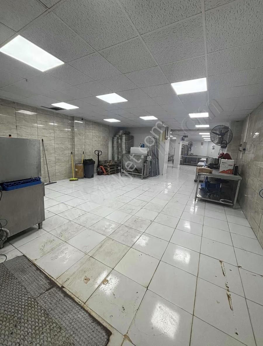 Yenibosna Merkez"de Satılık Geniş Düz + Zemin 270 M2 Dükkan