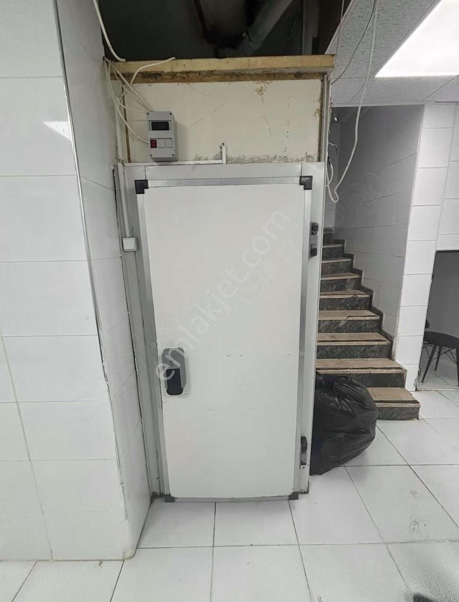 Yenibosna Merkez"de Satılık Geniş Düz + Zemin 270 M2 Dükkan - Görsel 2