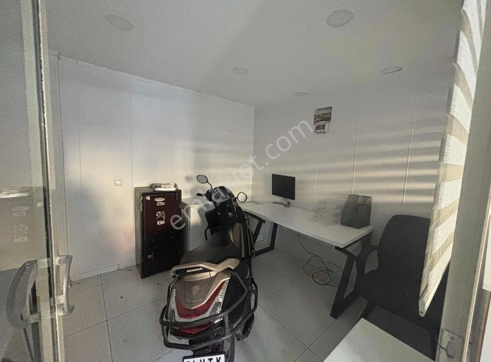 Yenibosna Merkez"de Satılık Geniş Düz + Zemin 270 M2 Dükkan - Görsel 32