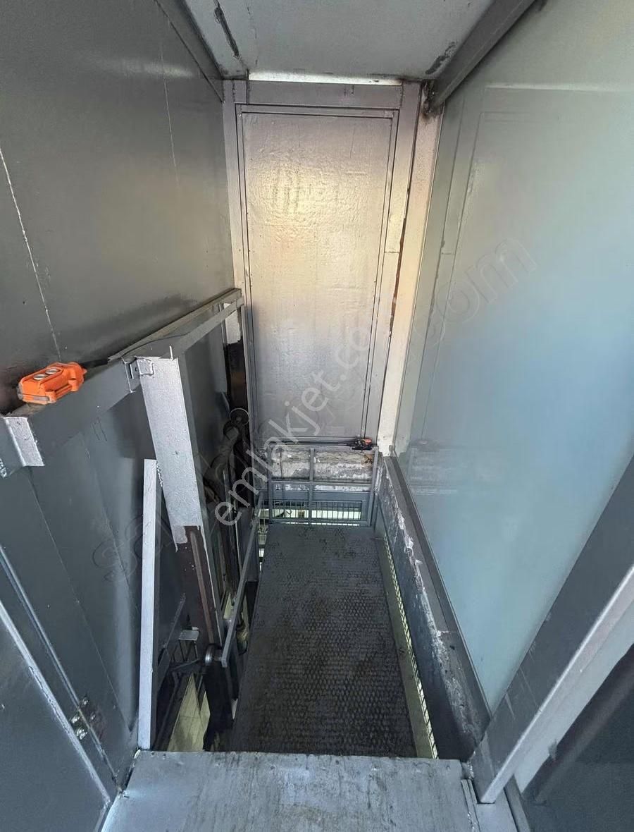 Yenibosna Merkez"de Satılık Geniş Düz + Zemin 270 M2 Dükkan - Görsel 4