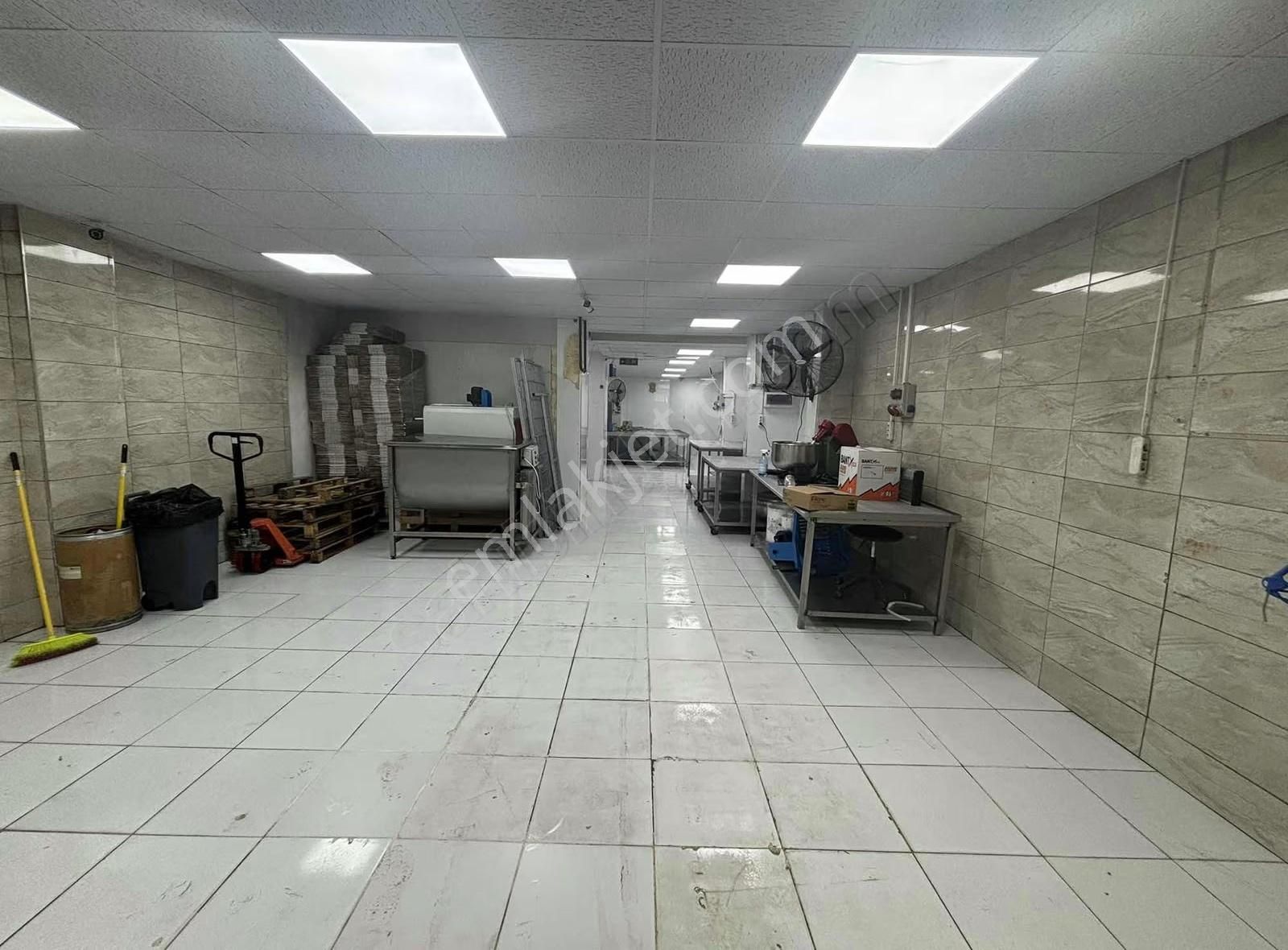 Yenibosna Merkez"de Satılık Geniş Düz + Zemin 270 M2 Dükkan - Görsel 3