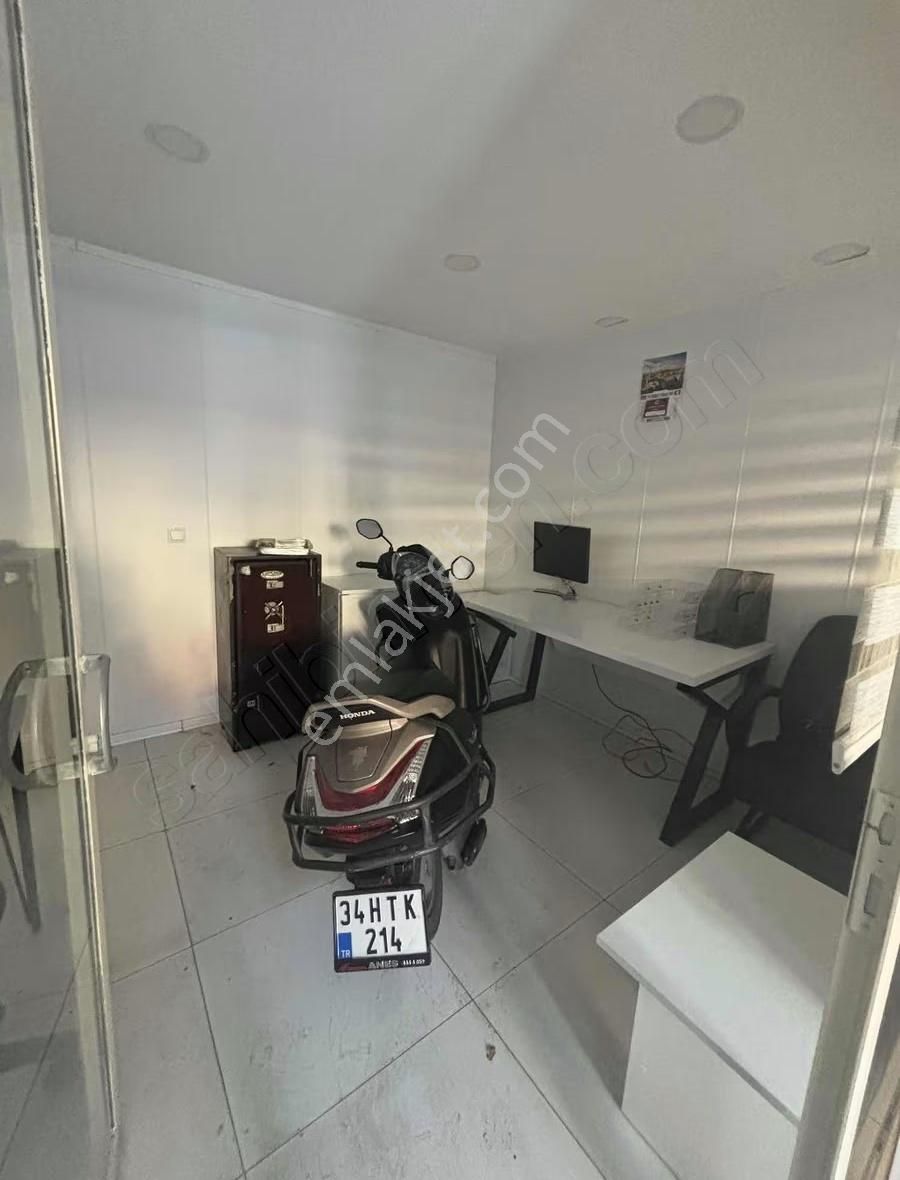 Yenibosna Merkez"de Satılık Geniş Düz + Zemin 270 M2 Dükkan - Görsel 5