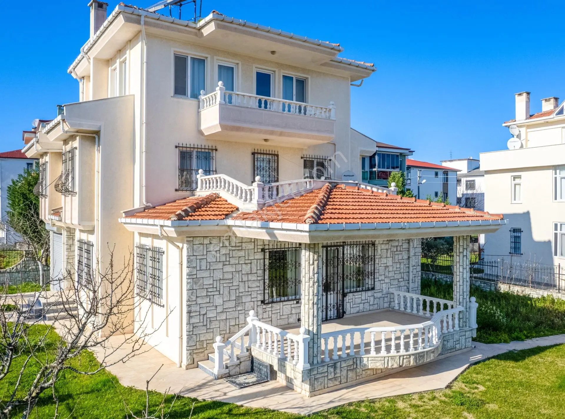 Kumbağ'da 740 M2 Arsa İçerisinde Satılık Tripleks 7+1 Villa