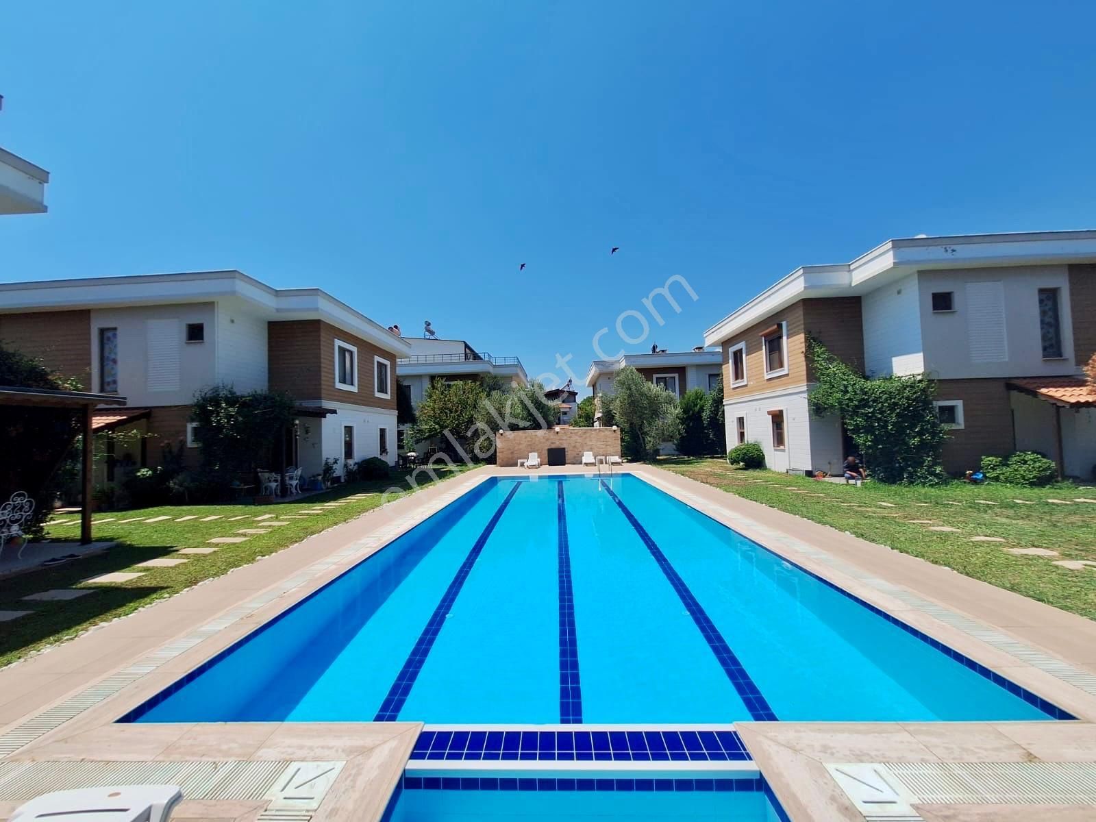 ꧁akçay Ay Emlaktan꧂güre'de Deniz Tarafında Havuzlu Satılık 3+1 Ultra Lüks Müstakil Villa