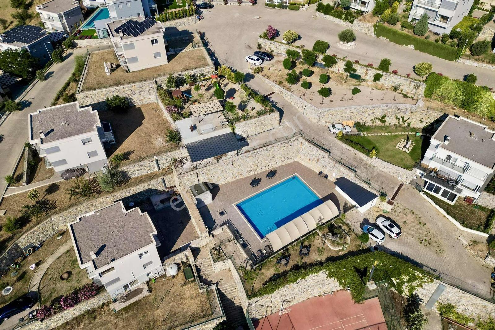 Güzelbahçe'de Havuzlu, Deniz Manzaralı Kiralık Tripleks Villa - Görsel 19