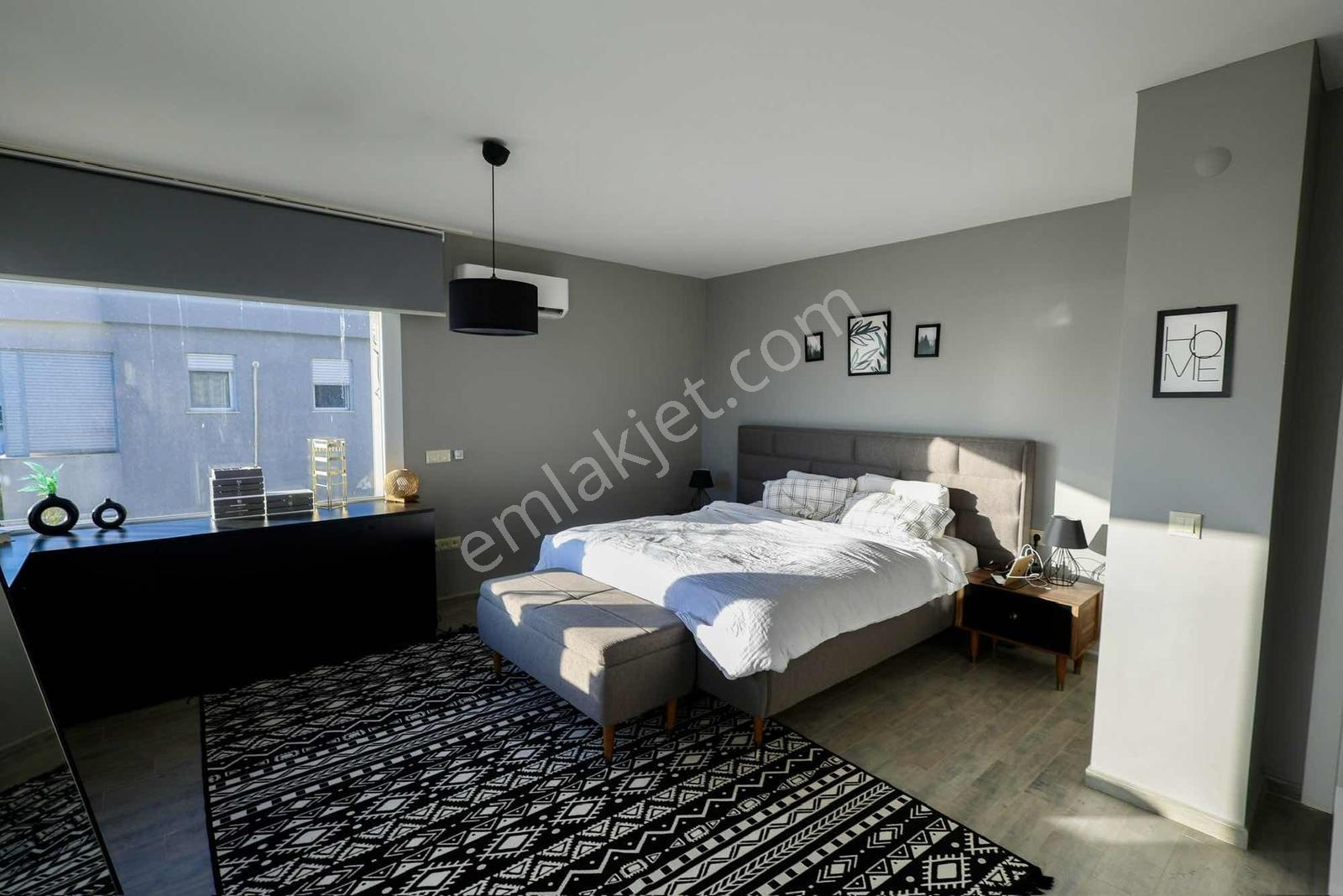 Güzelbahçe'de Havuzlu, Deniz Manzaralı Kiralık Tripleks Villa - Görsel 16
