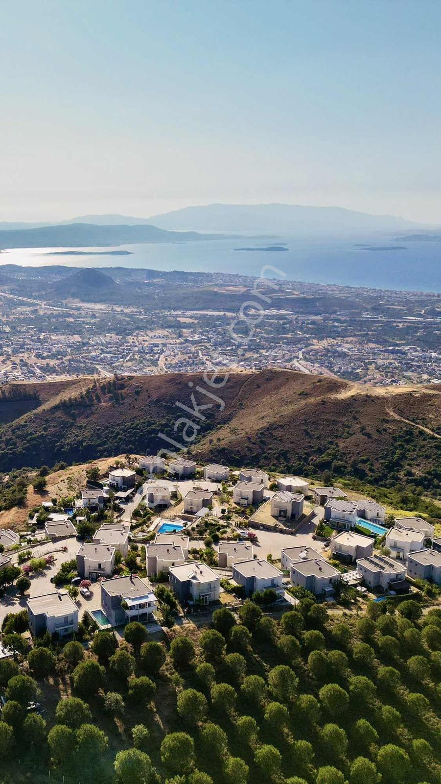 Güzelbahçe'de Havuzlu, Deniz Manzaralı Kiralık Tripleks Villa - Görsel 9
