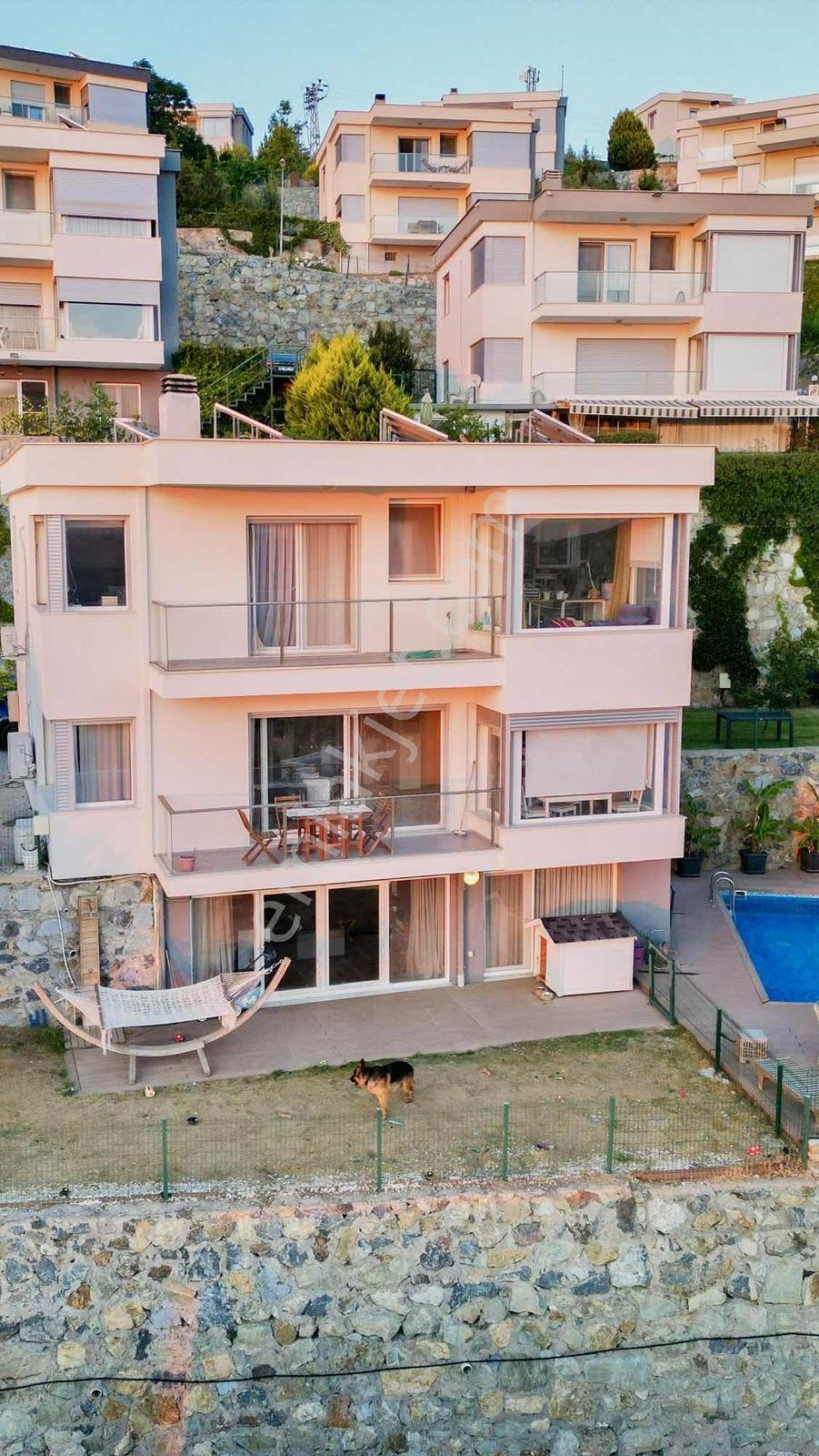 Güzelbahçe'de Havuzlu, Deniz Manzaralı Kiralık Tripleks Villa - Görsel 10