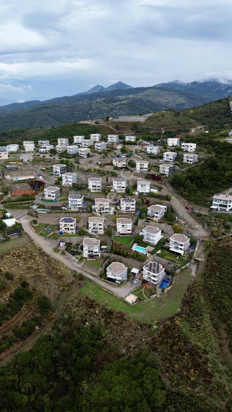 Güzelbahçe'de Havuzlu, Deniz Manzaralı Kiralık Tripleks Villa - Görsel 5