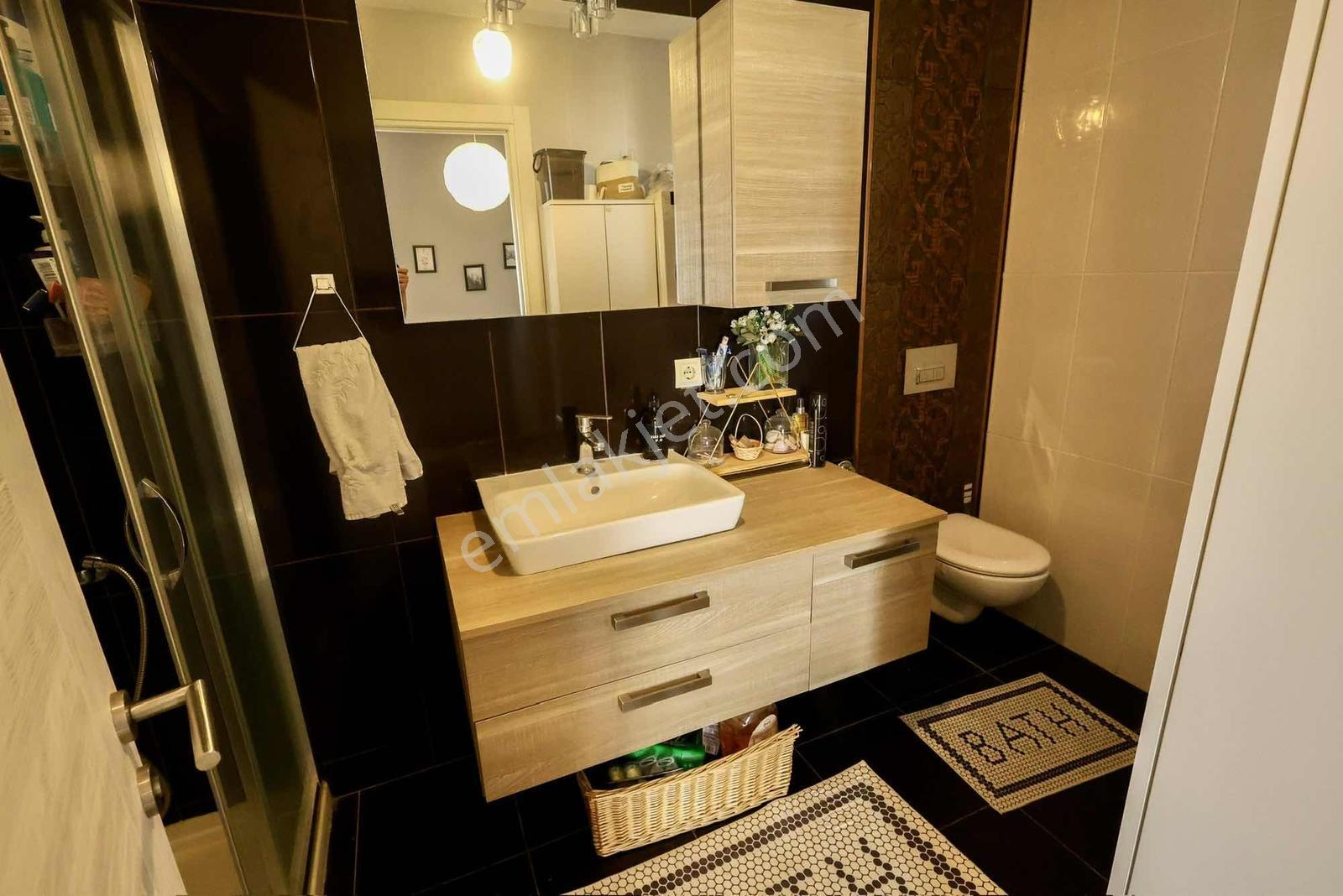 Güzelbahçe'de Havuzlu, Deniz Manzaralı Kiralık Tripleks Villa - Görsel 17