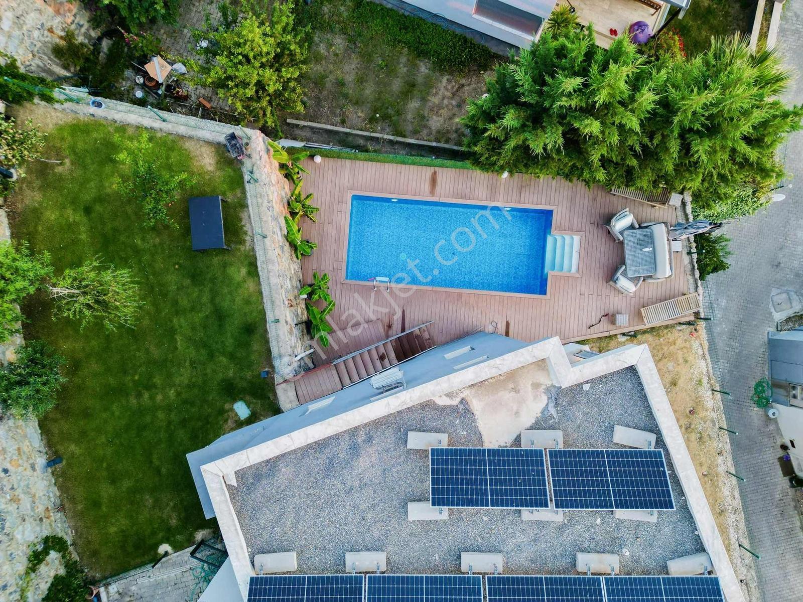 Güzelbahçe'de Havuzlu, Deniz Manzaralı Kiralık Tripleks Villa - Görsel 25