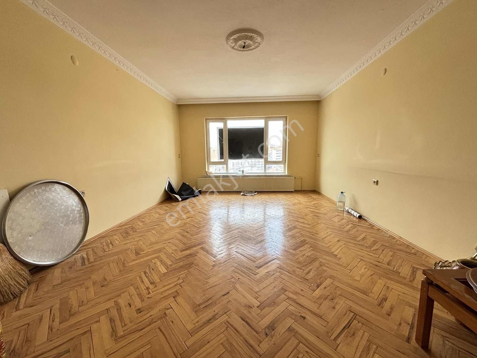 Şentürk Gayrimenkul'den**karapürçek Cadde Üzeri**3+1