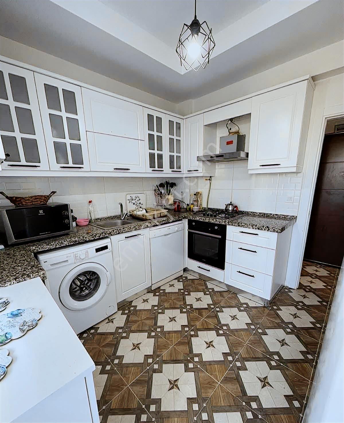 Esradan Bornovada Cadde Üzeri Geniş 3+1 125 M2 Net Satılık Daire