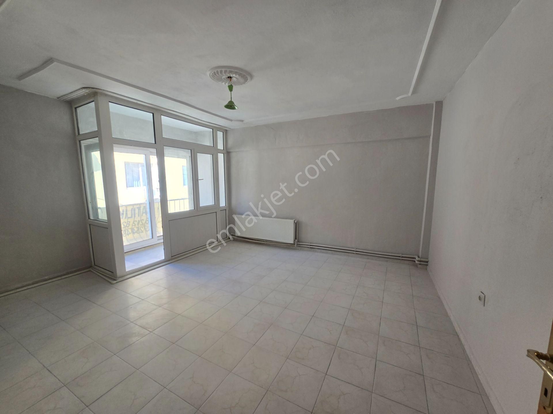 Demircioğlu Caddesinde Kiralık 2+1 Daire Han Emlak'tan - Görsel 2