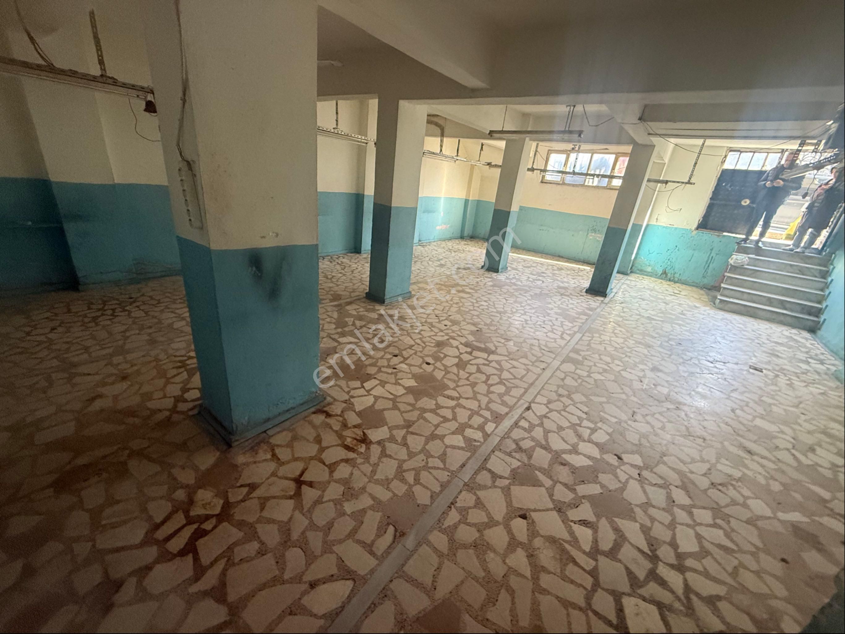 İsmetpaşa Mah Tramvaya 1 Dk 85 M2 Yarı Bodrum Kiralık İşyeri Tekstile Depoya Uygun