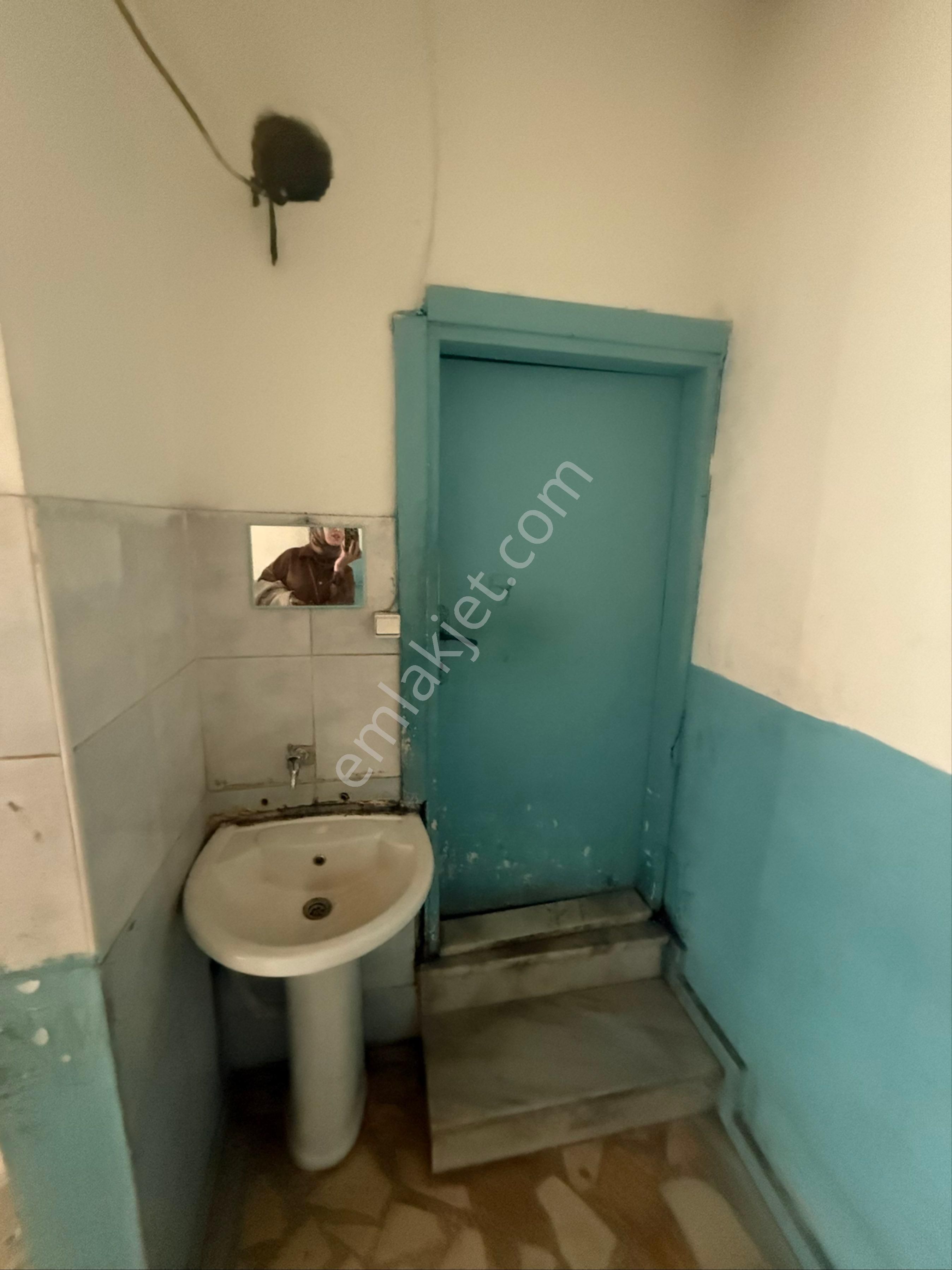 İsmetpaşa Mah Tramvaya 1 Dk 85 M2 Yarı Bodrum Kiralık İşyeri Tekstile Depoya Uygun - Görsel 4