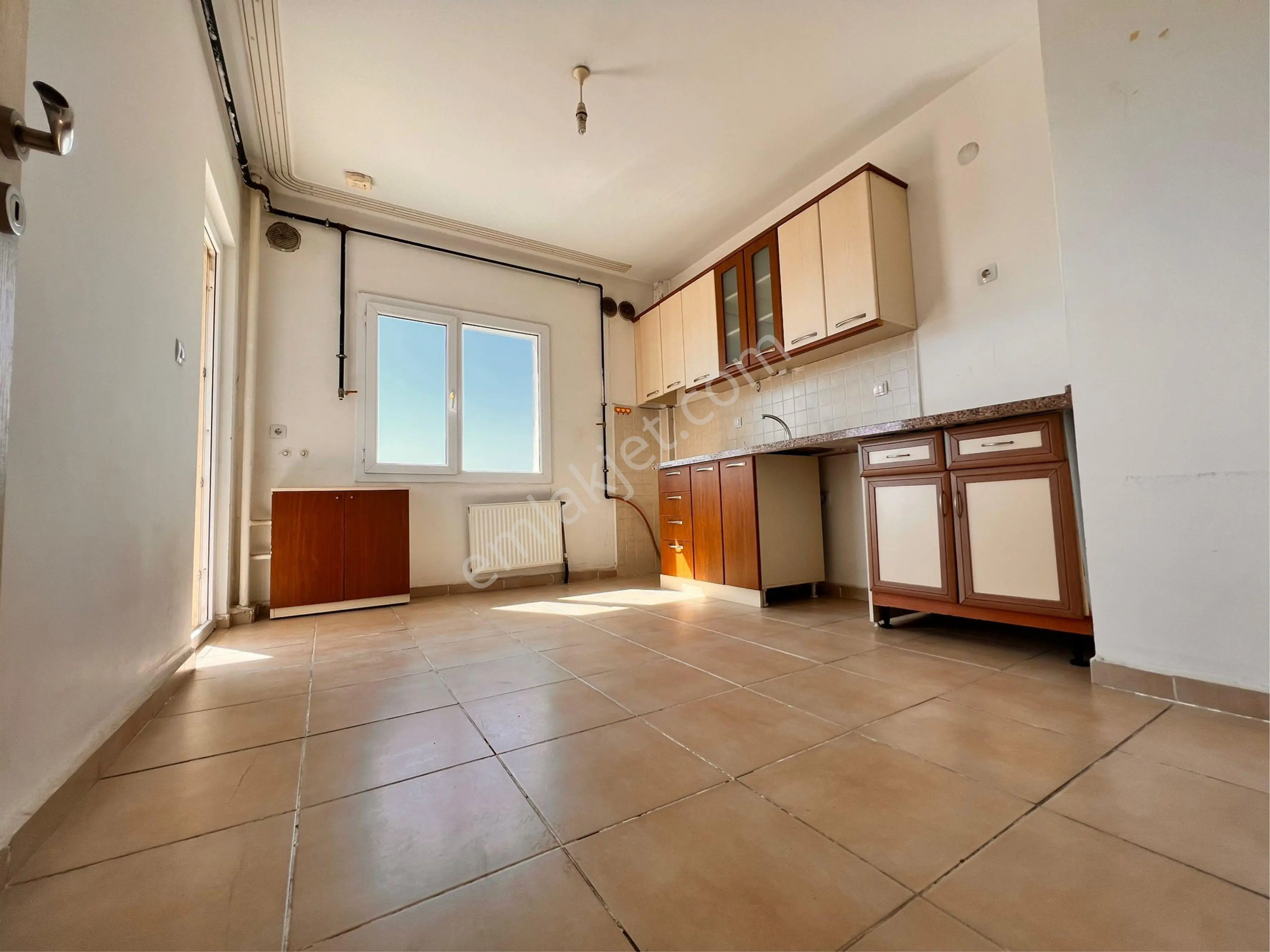 Kıyıkent Tokilerde Cadde Üzeri 2+1 Kapalı Mutfak Merkezi Isıtmalı Kiralık Daire