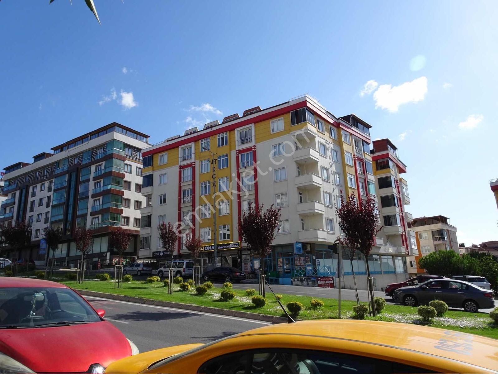 Onay 'dan Çerkezköy Tepe Yolunda Cadde Üstü 3+1 Daire