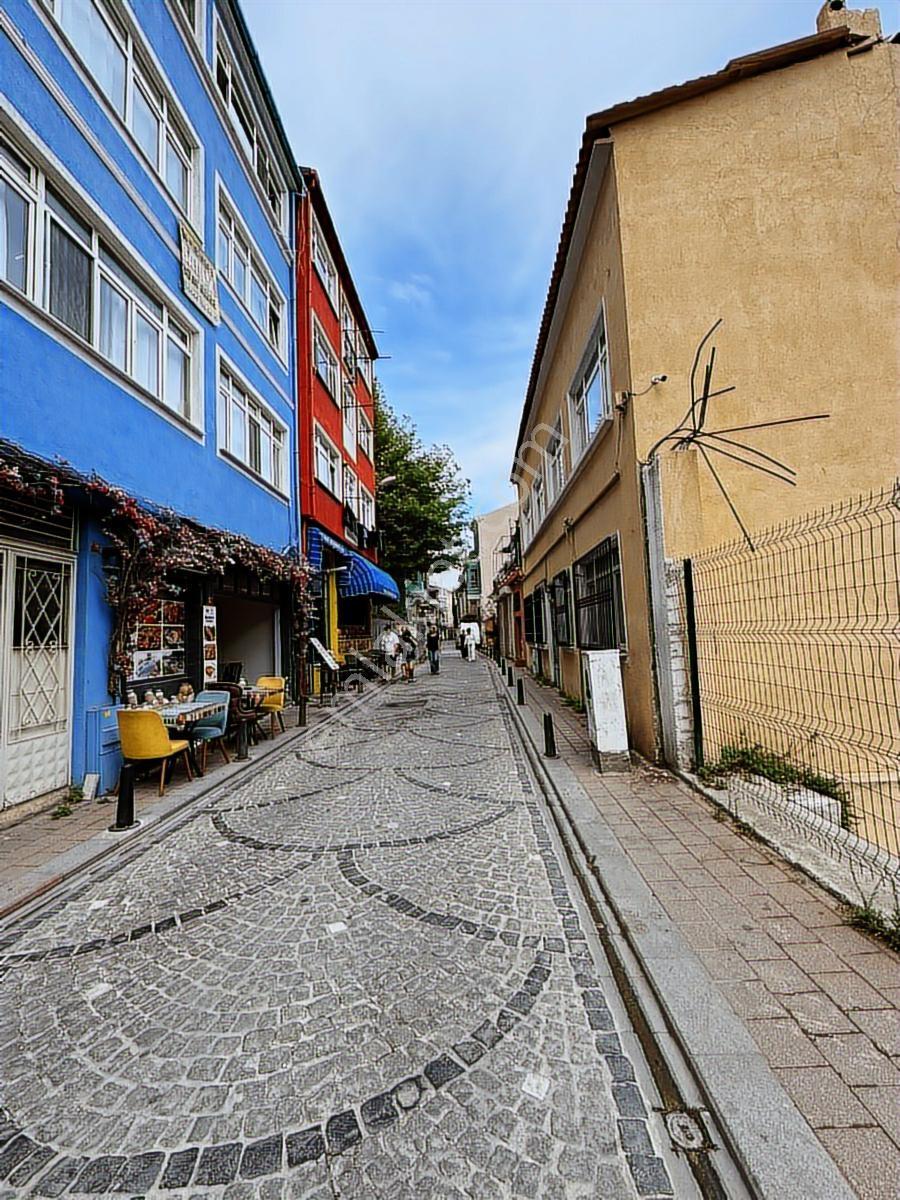 Fener Vodina Caddesinde, Çift Cepheli Cumbalı Bina - Görsel 12