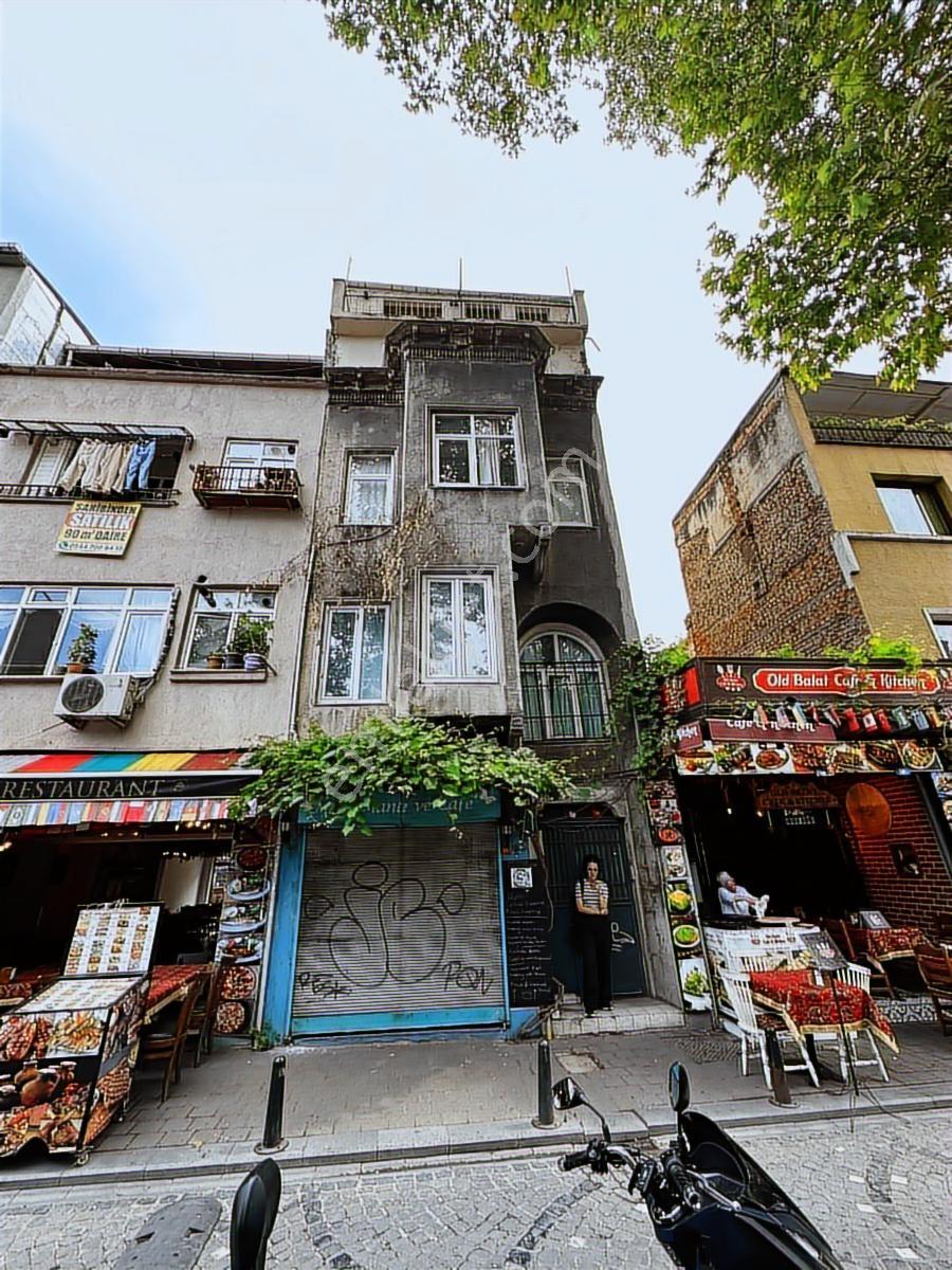 Fener Vodina Caddesinde, Çift Cepheli Cumbalı Bina - Görsel 2