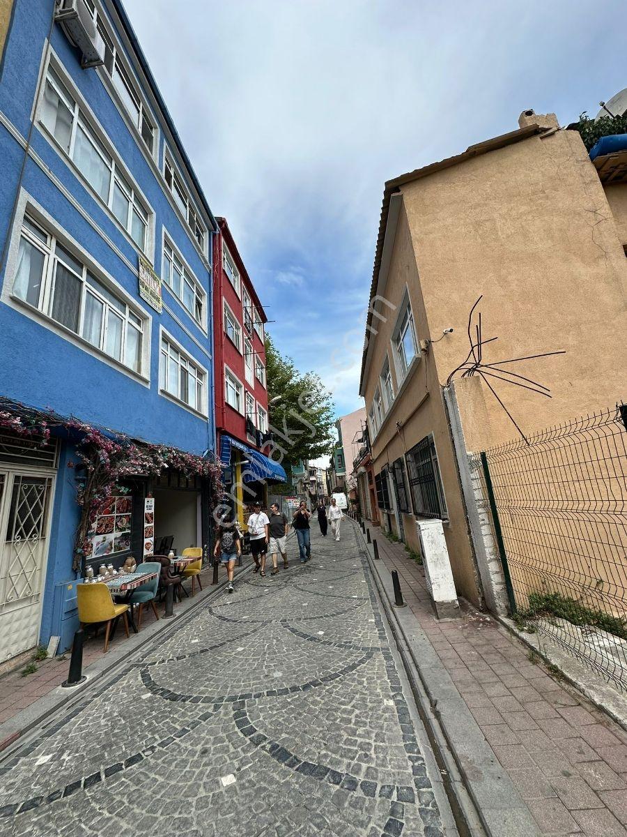 Fener Vodina Caddesinde, Çift Cepheli Cumbalı Bina - Görsel 10
