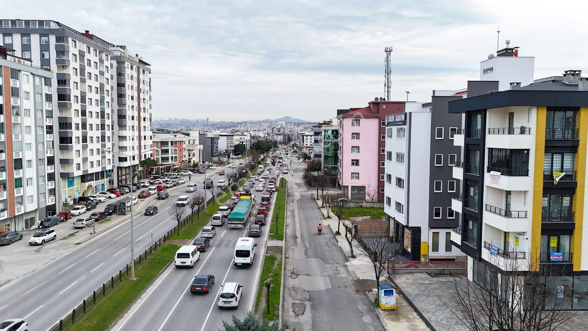 Anayola Cephe Yat Limanı Bölgesinde Kiralık 1+1
