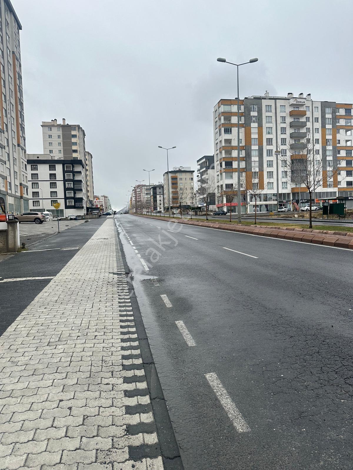 Mimsinde Toki Yol Kenarında Bulunan Satılık 3 Katlı Dükkan - Görsel 2