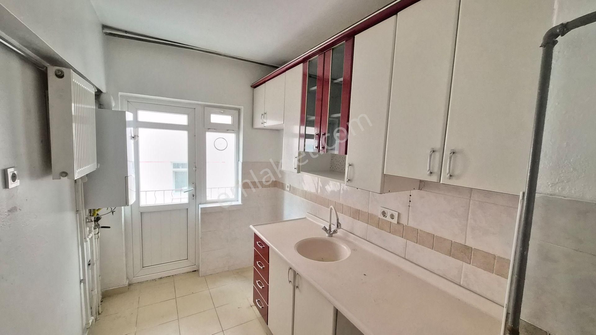 Kent Emlak'tan Abidin Paşada 1 . Katta 2+1 Balkonlu Yapılı Kiralık Daire - Görsel 6