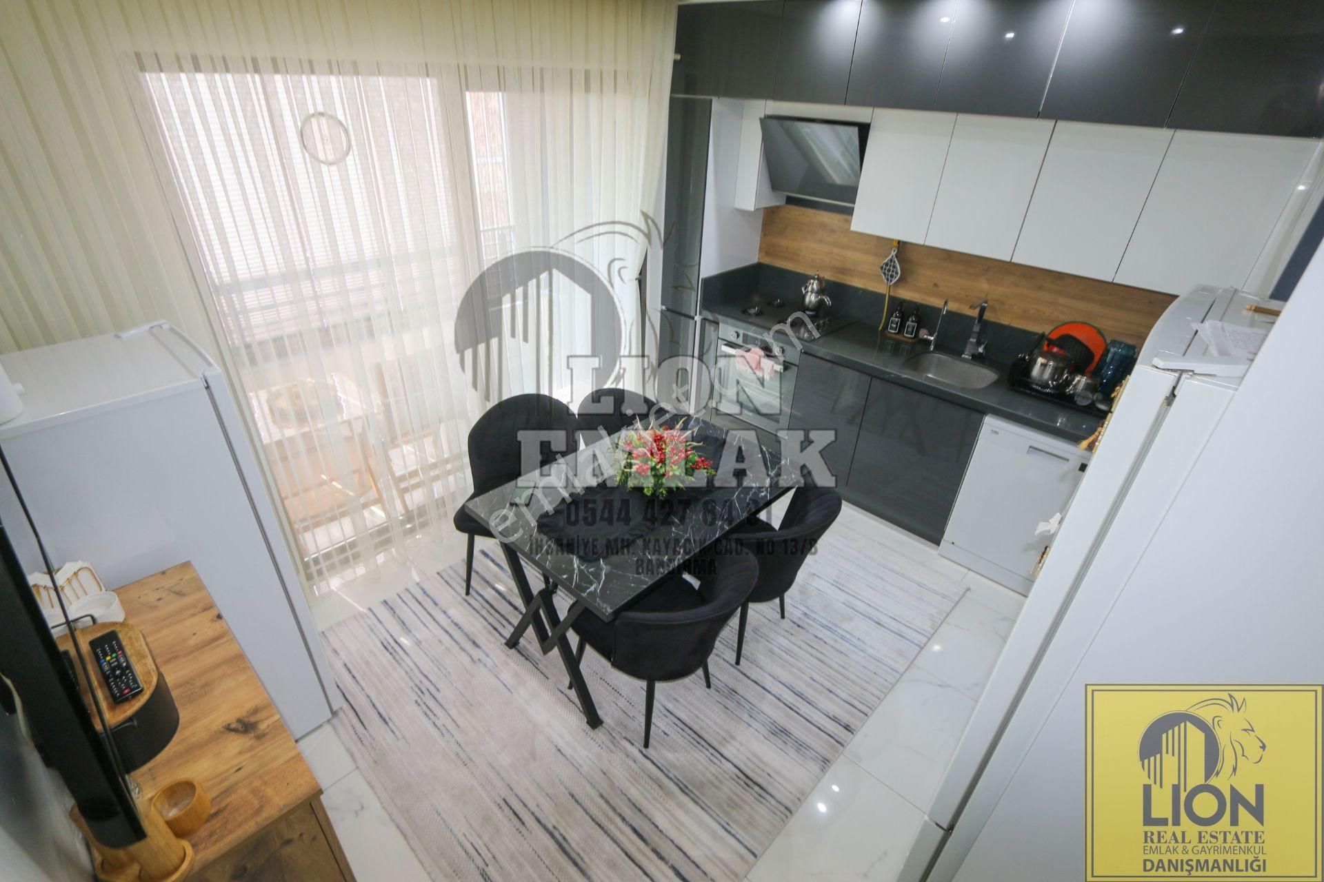 Lıon Emlak'tan İhsaniye'de İşlek Cadde Üzeri Luks Tasarım 3+1 Satılık Daire