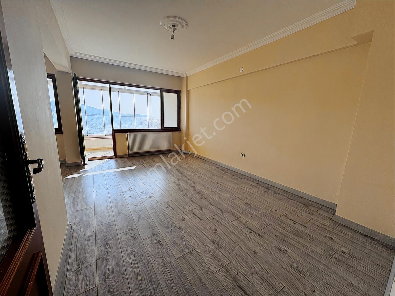Panaromik Deniz Mazaralı Denize Sıfır 2+1 Ara Kat Daire - Görsel 11