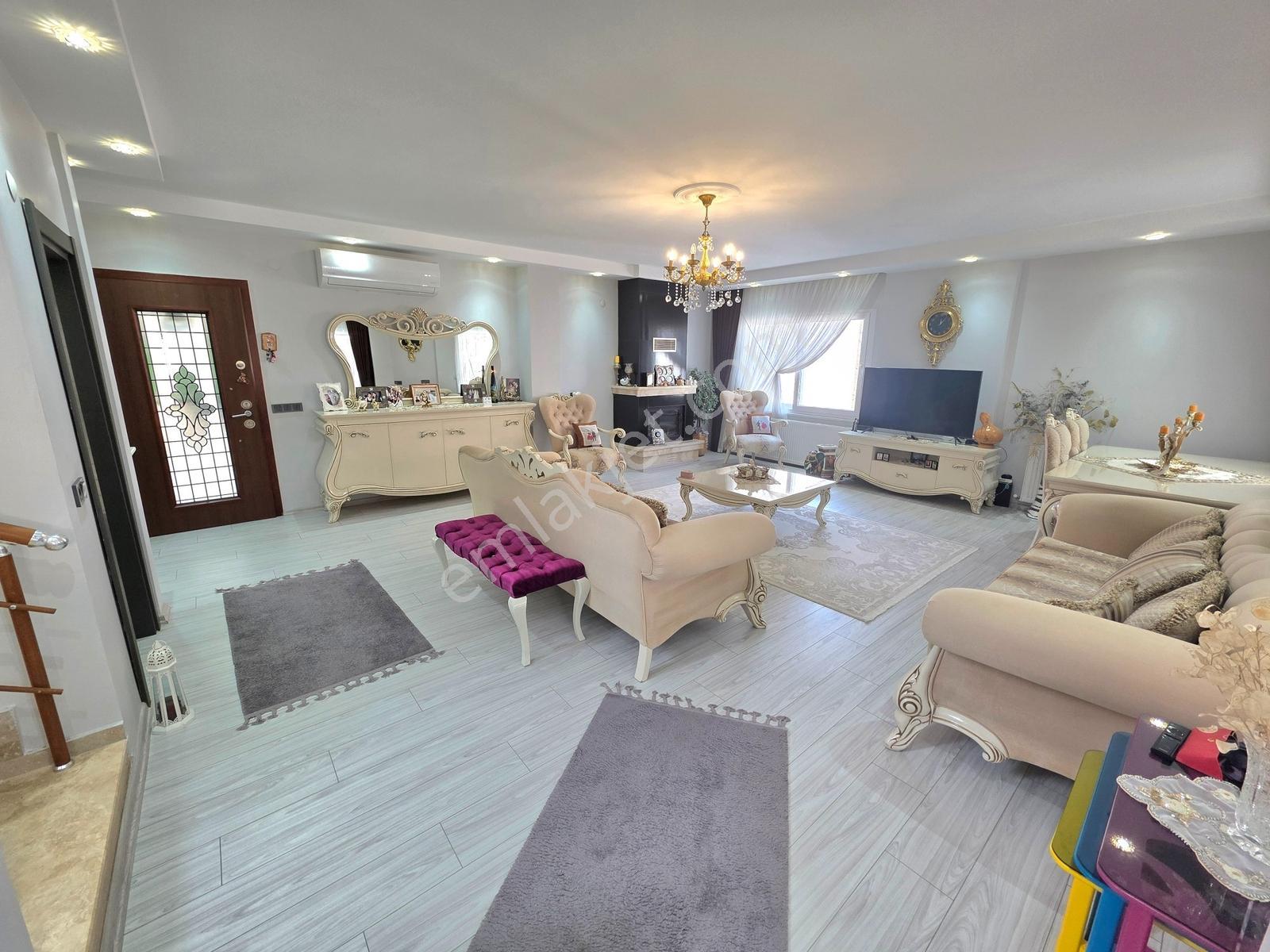 Kuşadası Marina Bölgesinde Deniz Manzaralı Geniş Satılık Villa - Görsel 25
