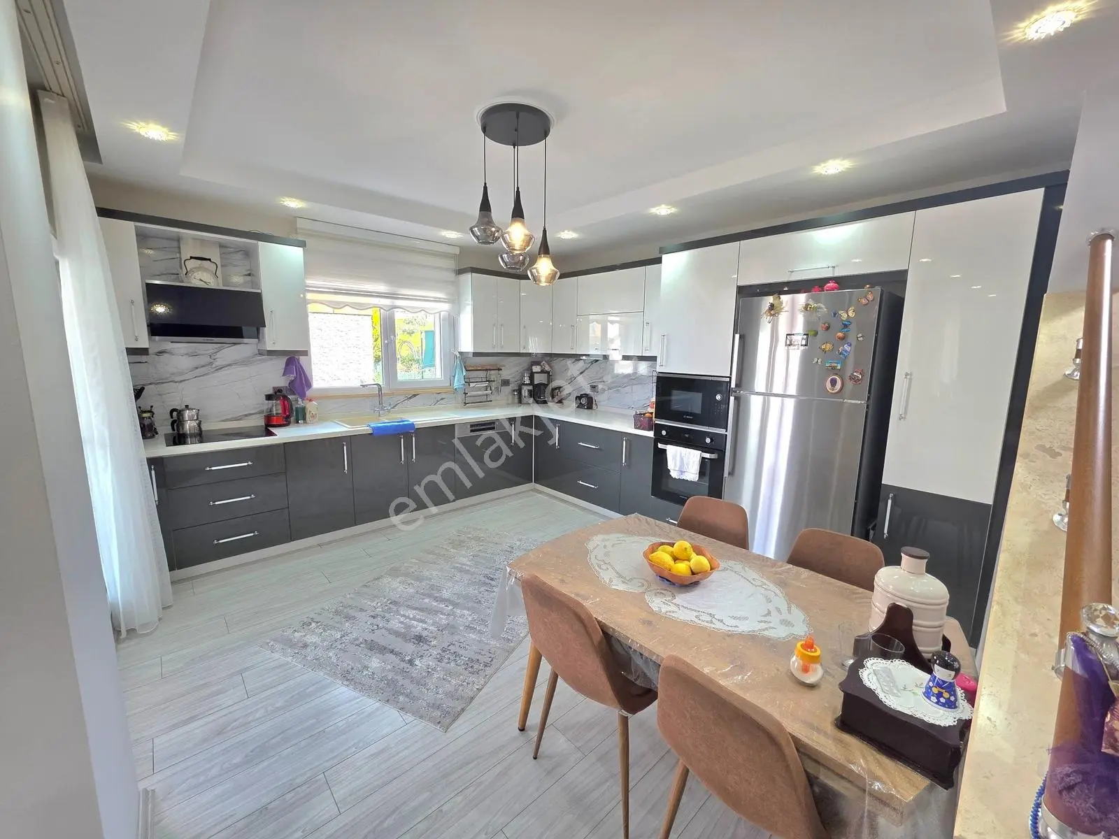 Kuşadası Marina Bölgesinde Deniz Manzaralı Geniş Satılık Villa - Görsel 3