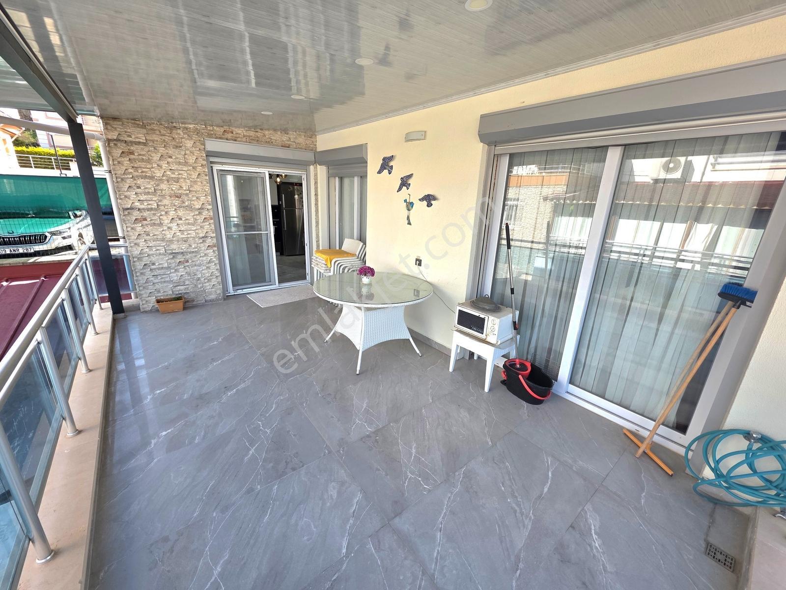 Kuşadası Marina Bölgesinde Deniz Manzaralı Geniş Satılık Villa - Görsel 18