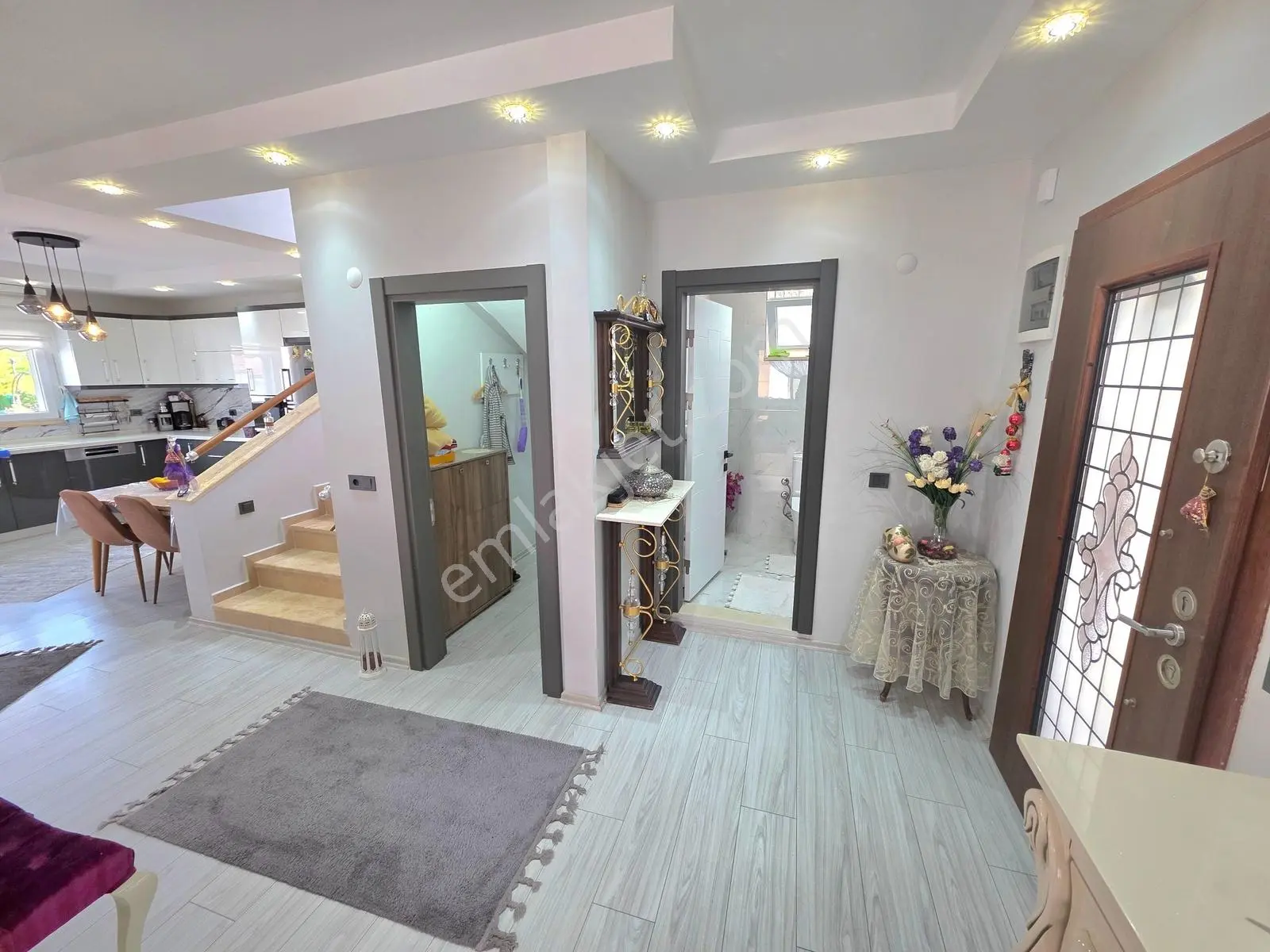 Kuşadası Marina Bölgesinde Deniz Manzaralı Geniş Satılık Villa - Görsel 4