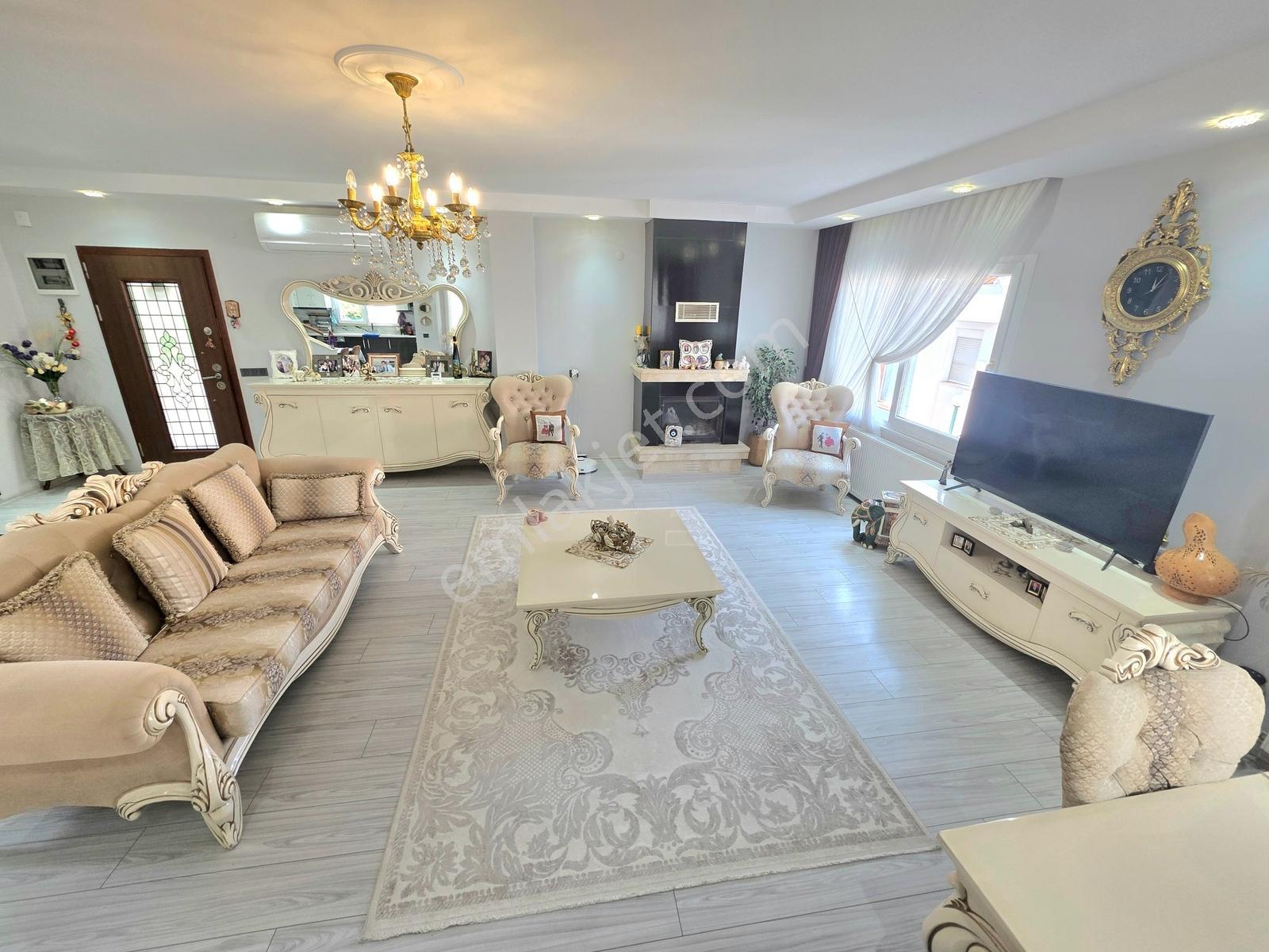 Kuşadası Marina Bölgesinde Deniz Manzaralı Geniş Satılık Villa - Görsel 12