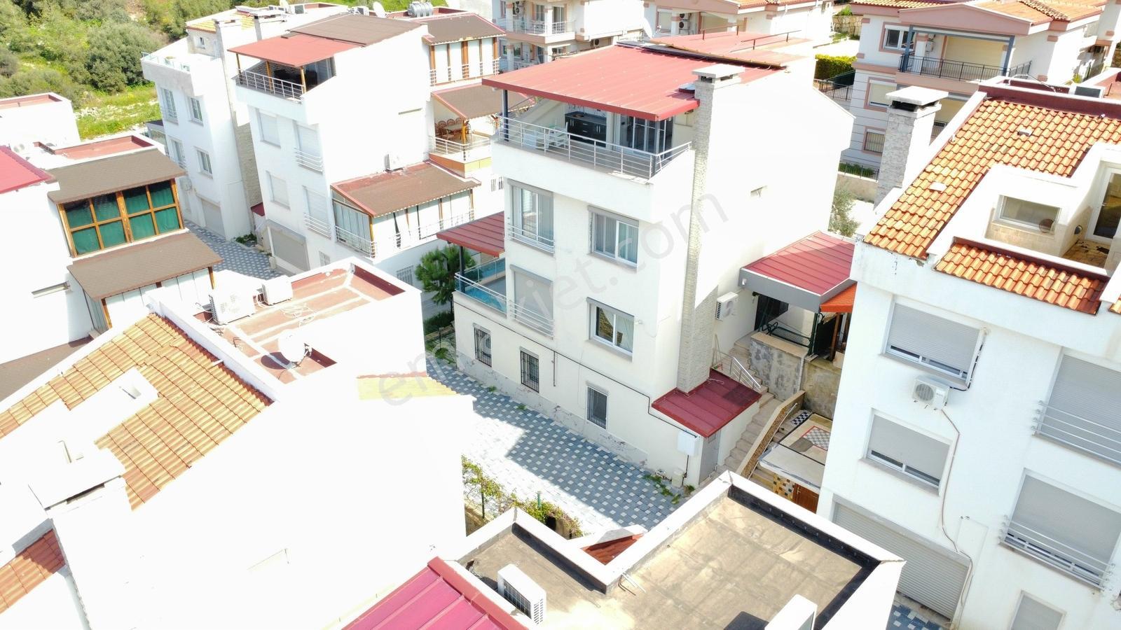 Kuşadası Marina Bölgesinde Deniz Manzaralı Geniş Satılık Villa - Görsel 10