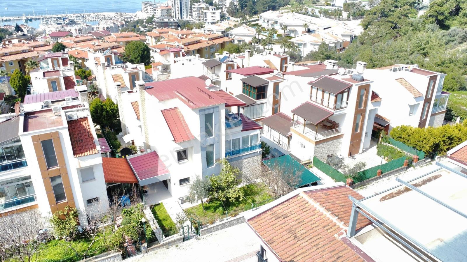 Kuşadası Marina Bölgesinde Deniz Manzaralı Geniş Satılık Villa