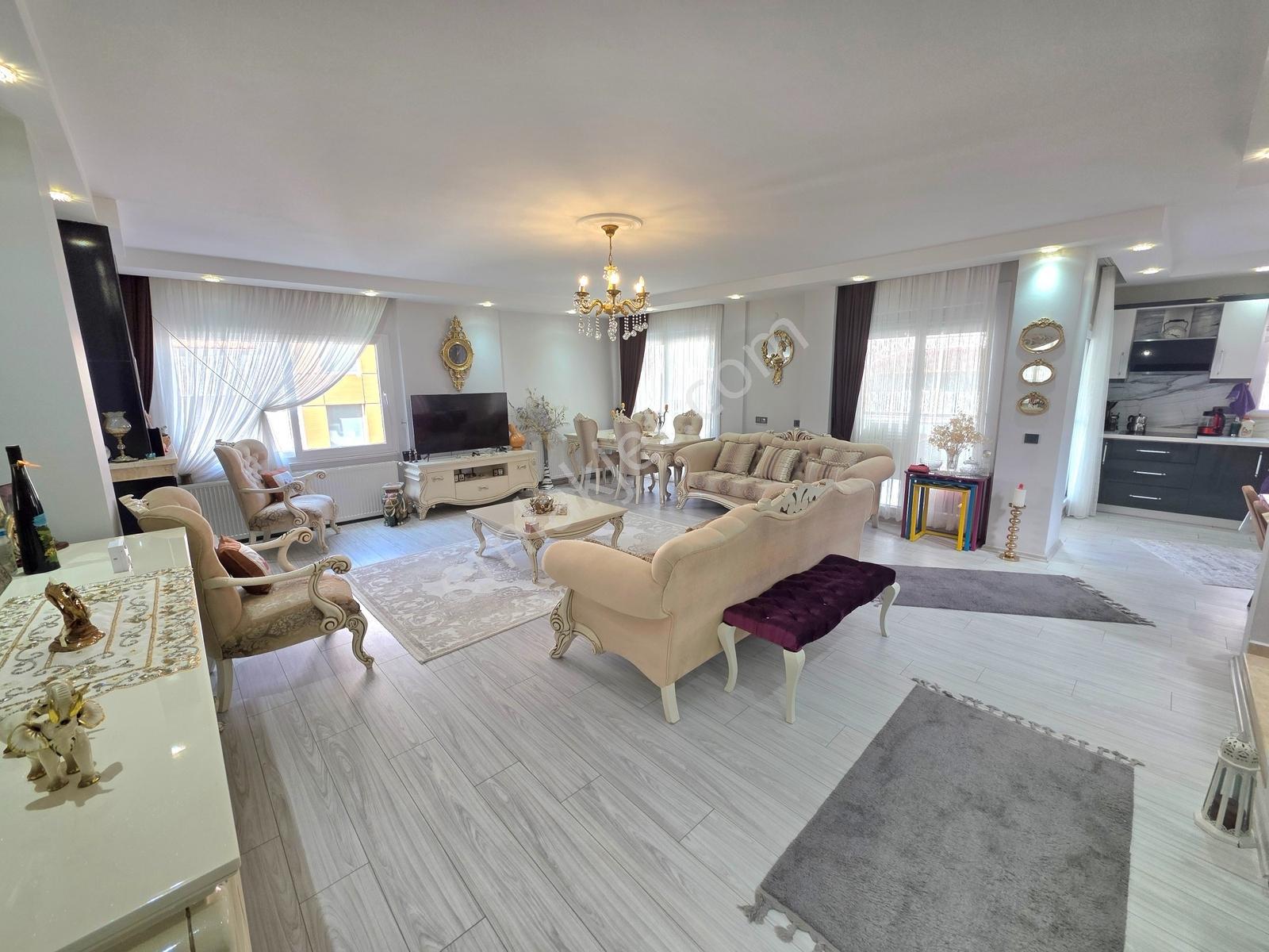 Kuşadası Marina Bölgesinde Deniz Manzaralı Geniş Satılık Villa - Görsel 16