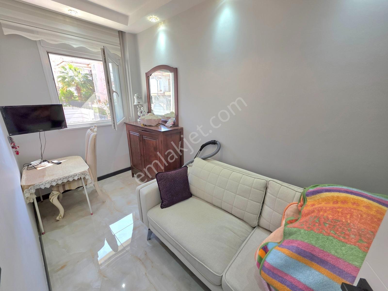 Kuşadası Marina Bölgesinde Deniz Manzaralı Geniş Satılık Villa - Görsel 14
