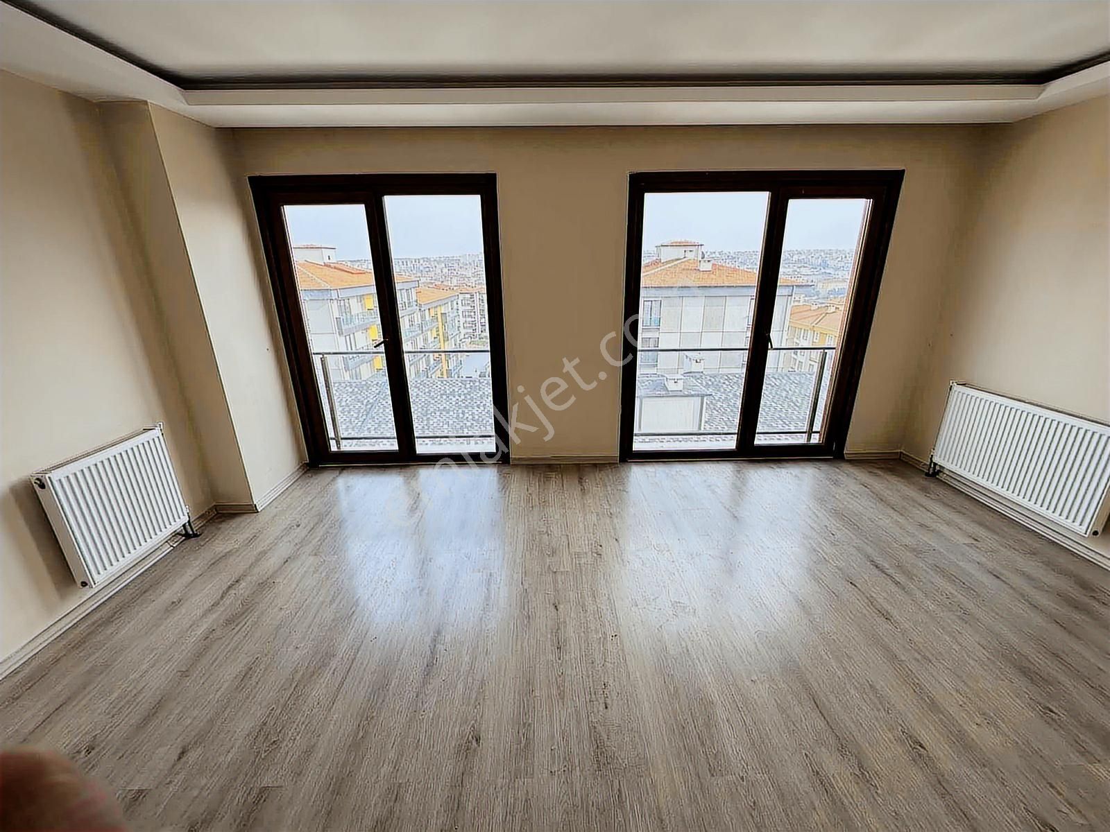 Yeni Mahalle Merkezi Konumda Kiralık Ebeveyn Banyo 2+1 Daire