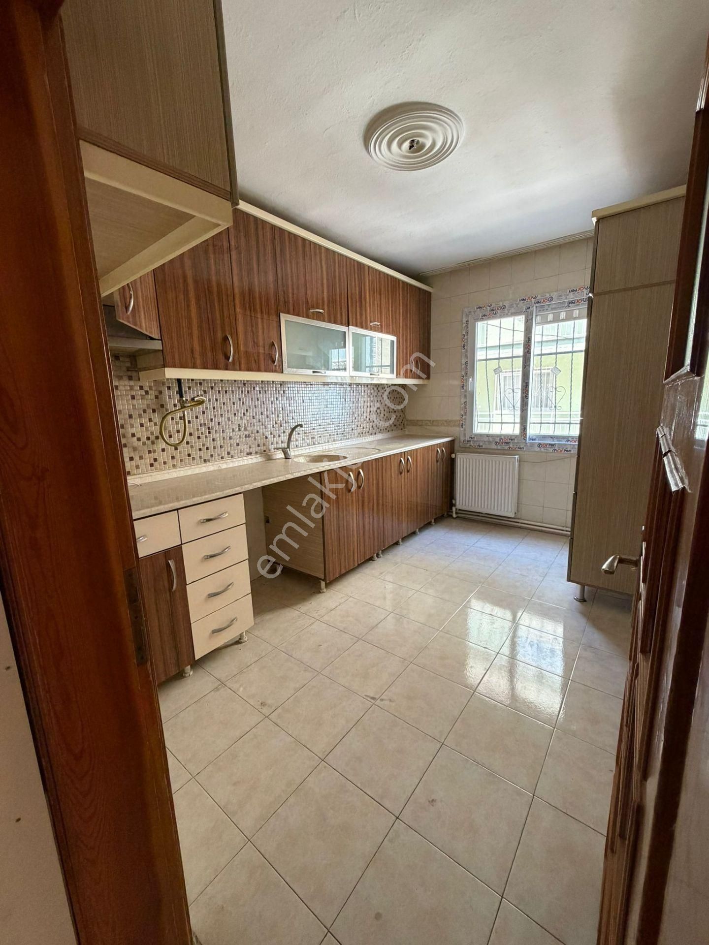 Bozbey Emlak'tan Buca Fırat Mah. 2+1 110 M2 Kapalı Mutfak D.gazlı Kiralık Ferah Daire