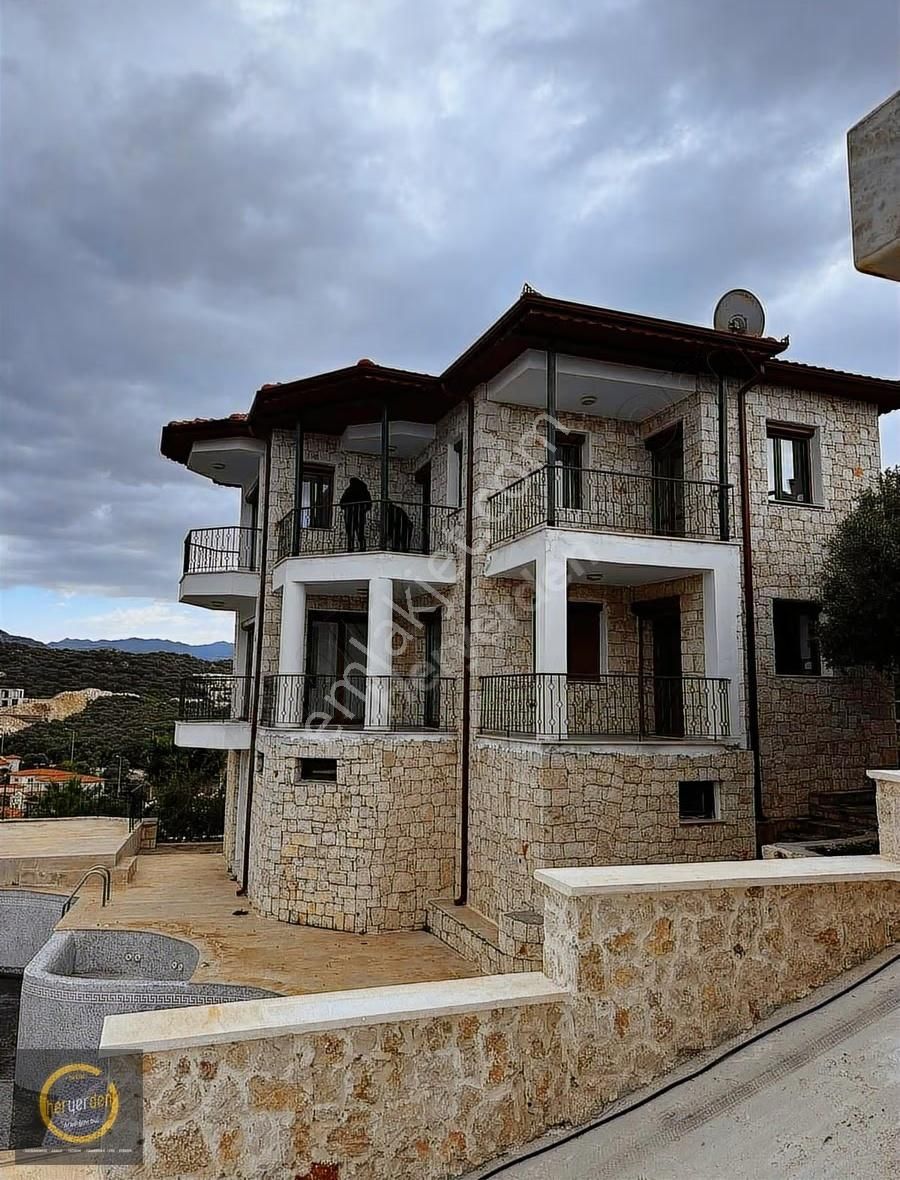 Kaş Yarımadası'nda Havuzlu, Deniz Manzaralı Lüks Villa - Görsel 12